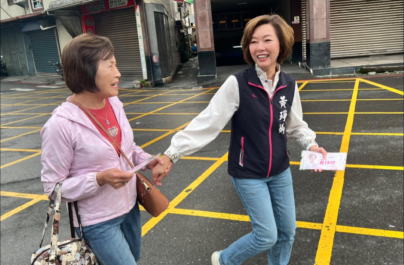 黃琤婷在街口和民眾握手問候