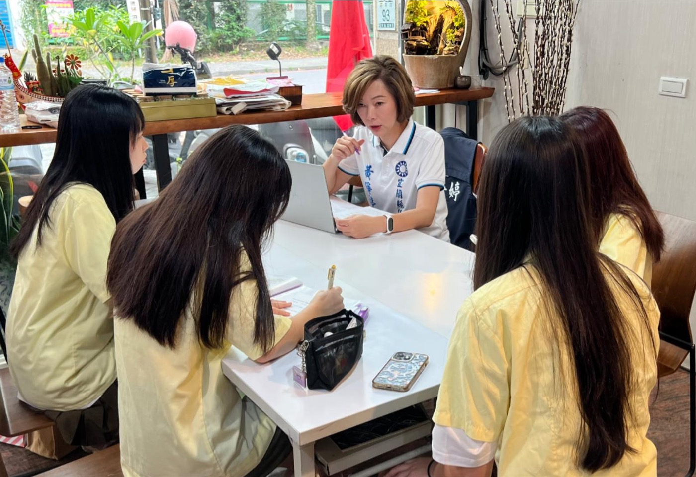 羅東高中同學到服務處和黃琤婷討論高鐵延伸宜蘭