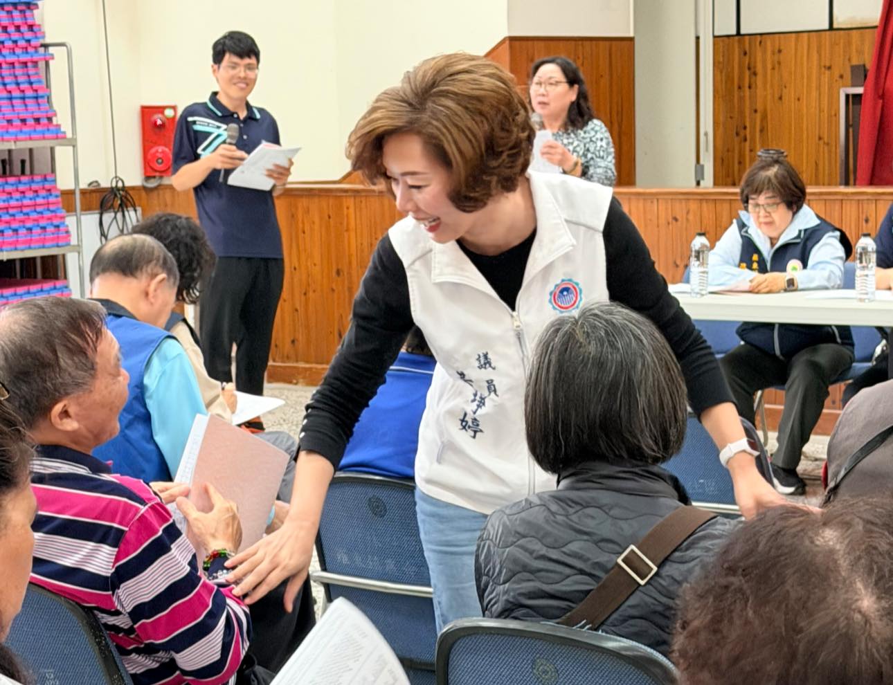 黃琤婷彎腰聽民眾說話